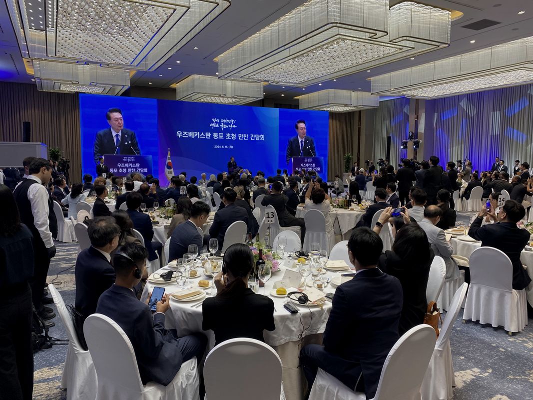 Corporate summit broadcast